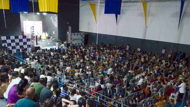 Ginásio lotado com mais de 700 pessoas assistindo ao espetáculo da Musicarte no Espaço Cidadania.