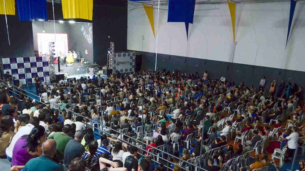 Ginásio lotado com mais de 700 pessoas assistindo ao espetáculo da Musicarte no Espaço Cidadania. Ginásio lotado com mais de 700 pessoas assistindo ao espetáculo da Musicarte no Espaço Cidadania.