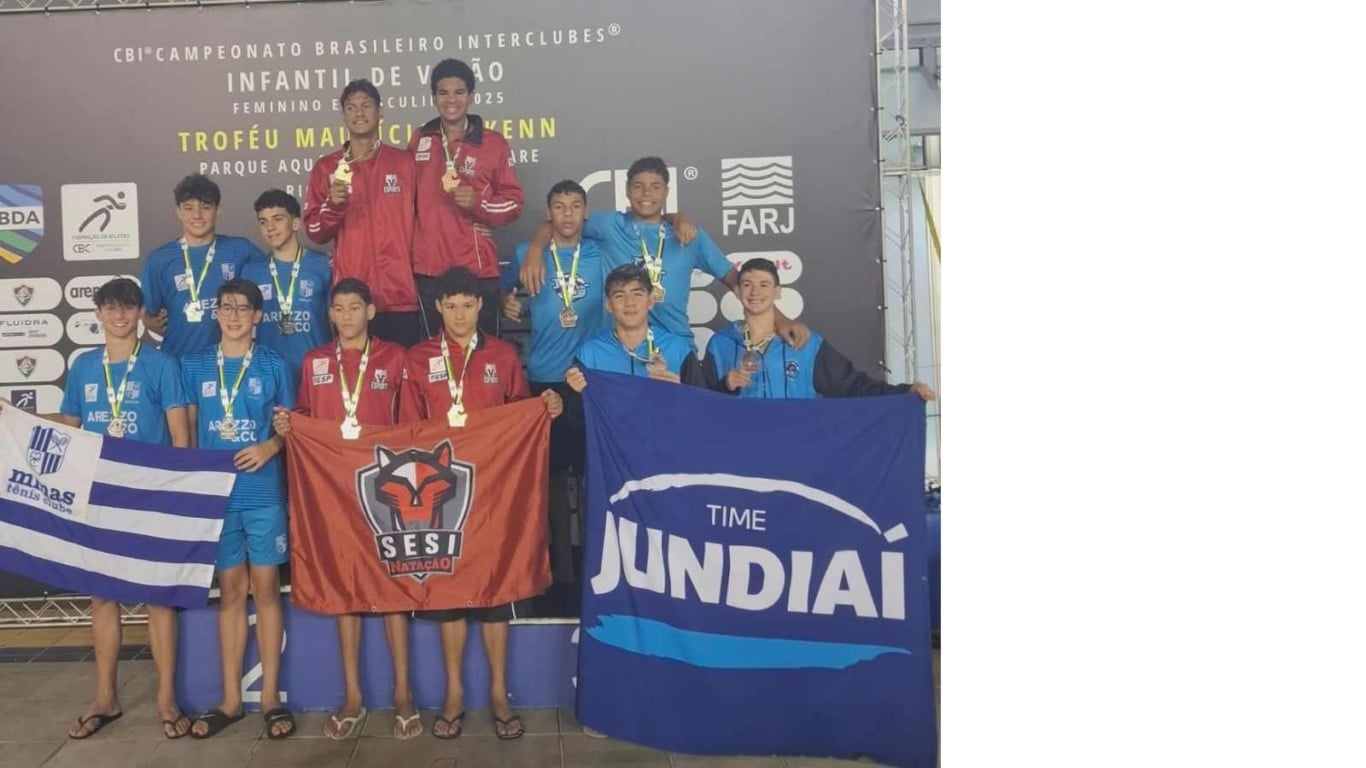 Pódio do Brasileiro Infantil com Sesi-SP no ouro, Minas Tênis Clube na prata e Time Jundiaí no bronze segurando bandeira azul.