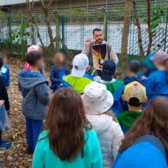 Educador ambiental orienta grupo de crian&ccedil;as durante oficina educativa ao ar livre no Jardim Bot&acirc;nico de Jundia&iacute;.