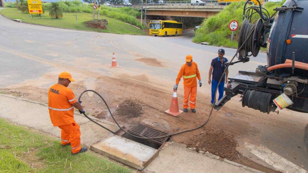 Equipe da Prefeitura de Jundiaí faz limpeza de galeria pluvial com hidrojateamento durante a Operação contra Enchentes em via urbana. Equipe da Prefeitura de Jundiaí faz limpeza de galeria pluvial com hidrojateamento durante a Operação contra Enchentes em via urbana.