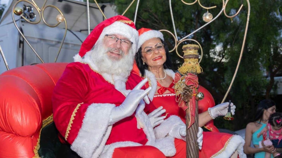 Papai Noel e Mamãe Noel em carro alegórico iluminado durante a Parada do Natal Encantado em Jundiaí. Papai Noel e Mamãe Noel em carro alegórico iluminado durante a Parada do Natal Encantado em Jundiaí.