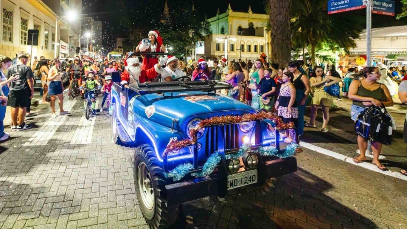 Papai Noel participa da Parada Natalina em carro antigo decorado, acenando para o público no Centro de Jundiaí. Papai Noel participa da Parada Natalina em carro antigo decorado, acenando para o público no Centro de Jundiaí.