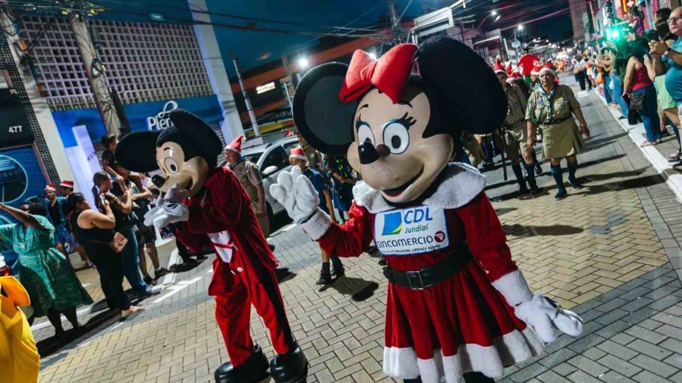 Personagens infantis com roupas natalinas participam do desfile da Parada Natalina no Centro de Jundiaí. Personagens infantis com roupas natalinas participam do desfile da Parada Natalina no Centro de Jundiaí.