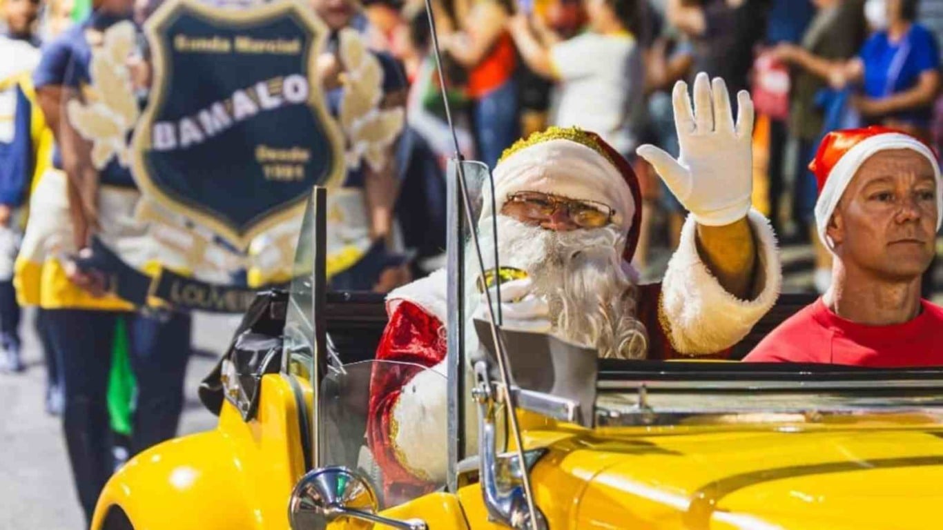 Carro decorado com luzes natalinas leva Papai Noel pela Parada Natalina no Centro de Jundiaí. Carro decorado com luzes natalinas leva Papai Noel pela Parada Natalina no Centro de Jundiaí.
