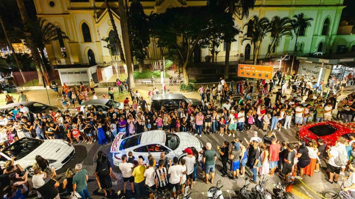 Multidão acompanha a Parada Natalina no Centro de Jundiaí durante a noite, com famílias reunidas e ruas cheias. Multidão acompanha a Parada Natalina no Centro de Jundiaí durante a noite, com famílias reunidas e ruas cheias.