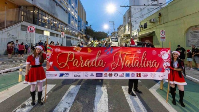 Faixa da Parada Natalina do Sincomercio e da CDL é exibida durante o desfile no Centro de Jundiaí.