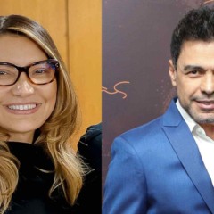 Mulher de &oacute;culos sorrindo e homem de terno azul posando para foto, em imagem dividida lado a lado.