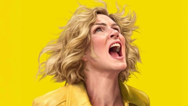 Mulher loira gritando intensamente, vestindo jaqueta amarela, diante de um fundo amarelo vibrante.