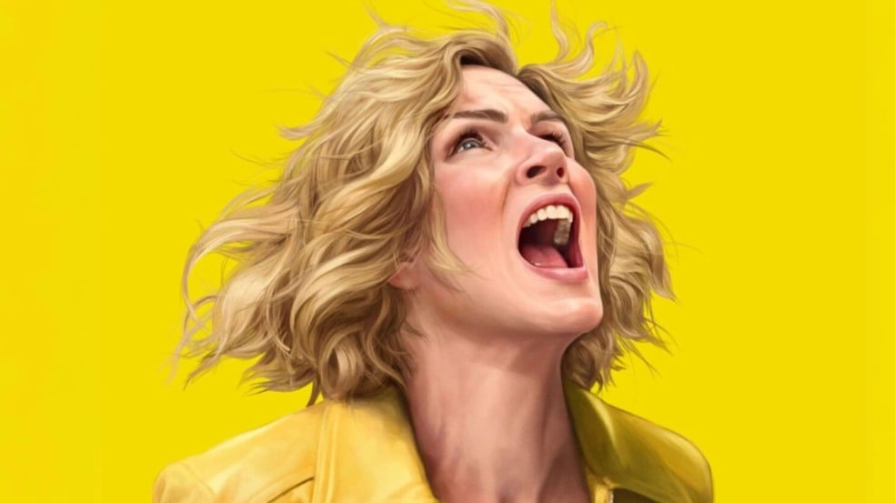 Mulher loira gritando intensamente, vestindo jaqueta amarela, diante de um fundo amarelo vibrante. Mulher loira gritando intensamente, vestindo jaqueta amarela, diante de um fundo amarelo vibrante.