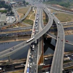 Vista a&eacute;rea da Rodovia Anhanguera com viadutos e tr&aacute;fego intenso entre S&atilde;o Paulo e Jundia&iacute;.
