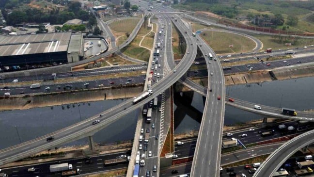 Vista aérea da Rodovia Anhanguera com viadutos e tráfego intenso entre São Paulo e Jundiaí.