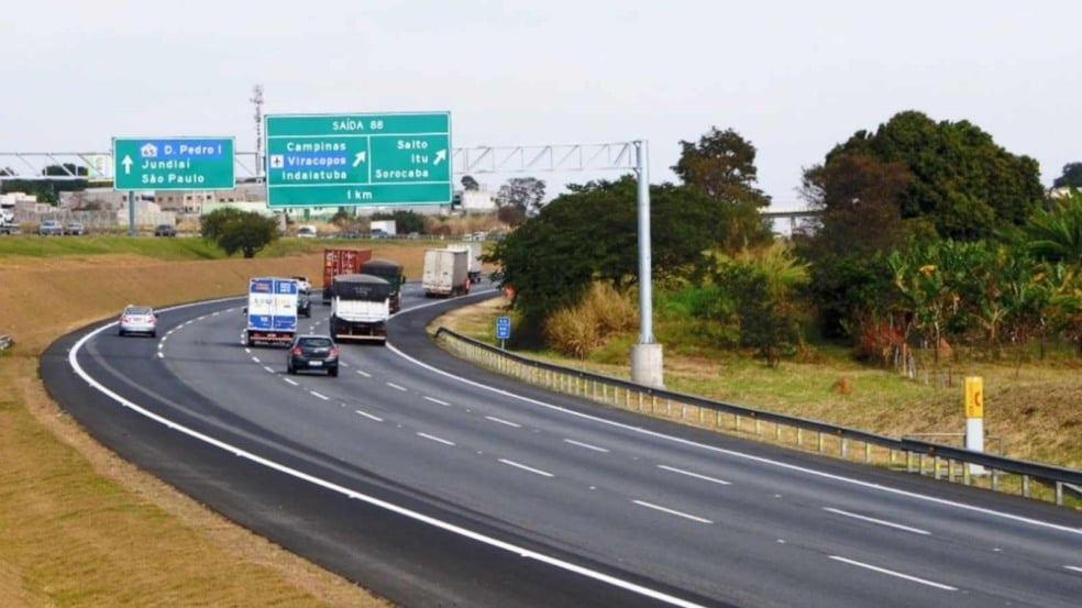 Rodovia de pista dupla no interior de São Paulo com carros e caminhões em circulação e placas de sinalização indicando Jundiaí, Campinas, São Paulo, Sorocaba e outras cidades. Rodovia de pista dupla no interior de São Paulo com carros e caminhões em circulação e placas de sinalização indicando Jundiaí, Campinas, São Paulo, Sorocaba e outras cidades.