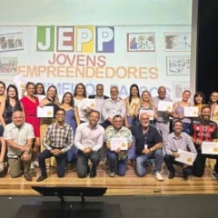 Grupo de professores, gestores e representantes da rede municipal de Itupeva posando no palco com certificados do Selo Escola Parceira 2025, diante de um telão com o logo do Jepp – Jovens Empreendedores Primeiros Passos.