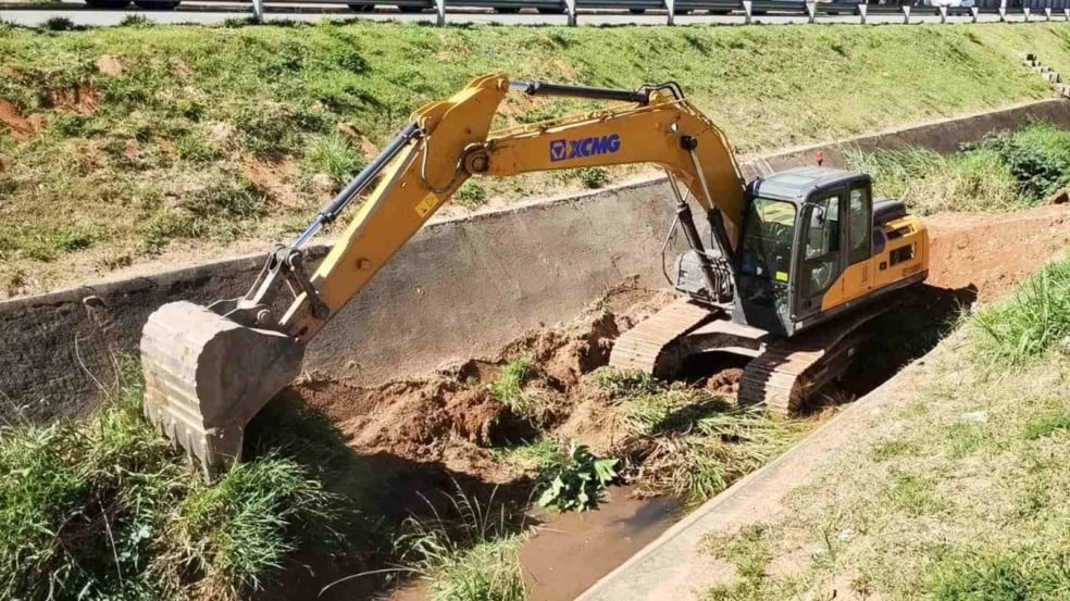 Escavadeira faz desassoreamento de córrego em Jundiaí, removendo lama e vegetação como parte de ação de prevenção a enchentes. Escavadeira faz desassoreamento de córrego em Jundiaí, removendo lama e vegetação como parte de ação de prevenção a enchentes.