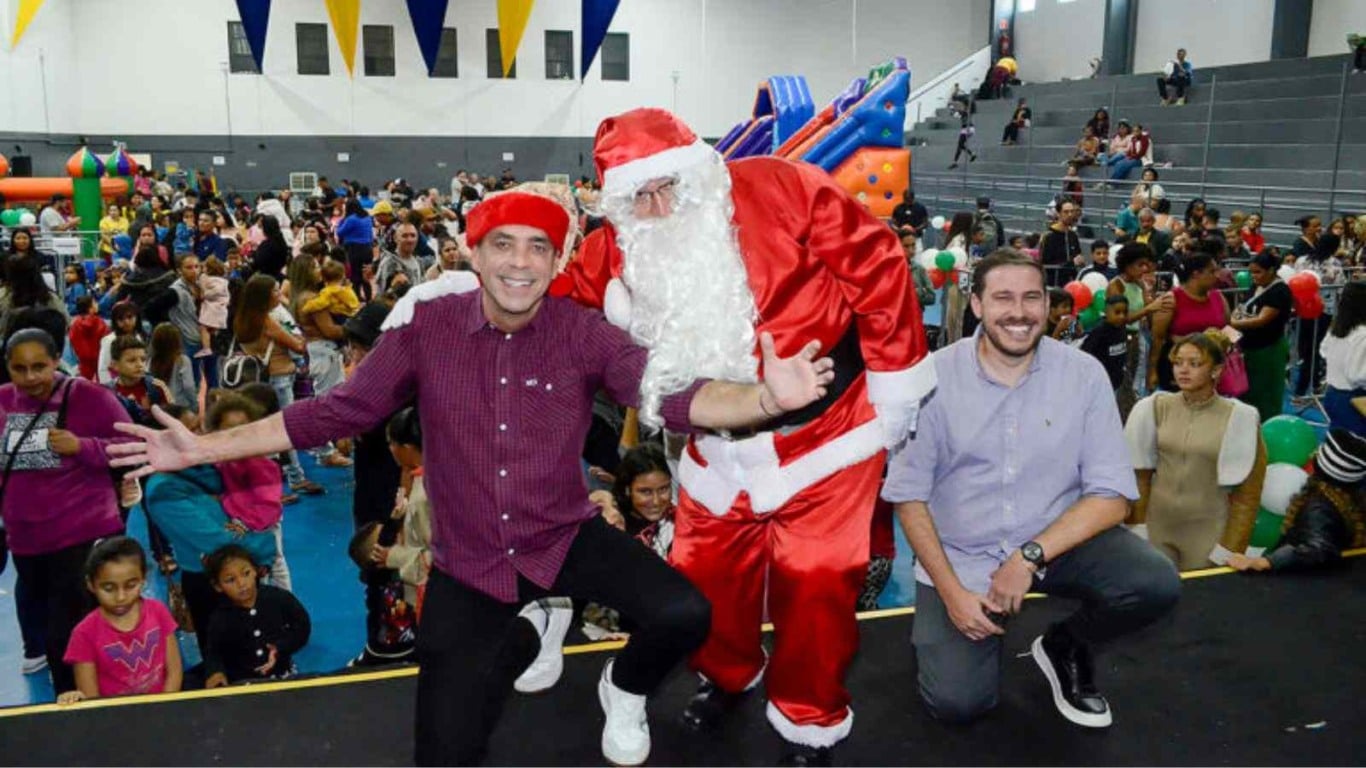 Autoridades participam de evento de Natal com Papai Noel no Espaço Cidadania em Várzea Paulista Autoridades participam de evento de Natal com Papai Noel no Espaço Cidadania em Várzea Paulista
