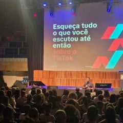 Palestrante fala a um auditório lotado no Sesc Jundiaí durante o evento “TikTok pro meu negócio”, com um telão exibindo a frase “Esqueça tudo o que você escutou até então sobre o TikTok”.