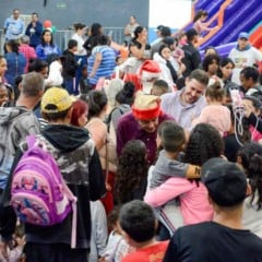 Vista geral da festa de Natal com fam&iacute;lias e brinquedos infl&aacute;veis em V&aacute;rzea Paulista