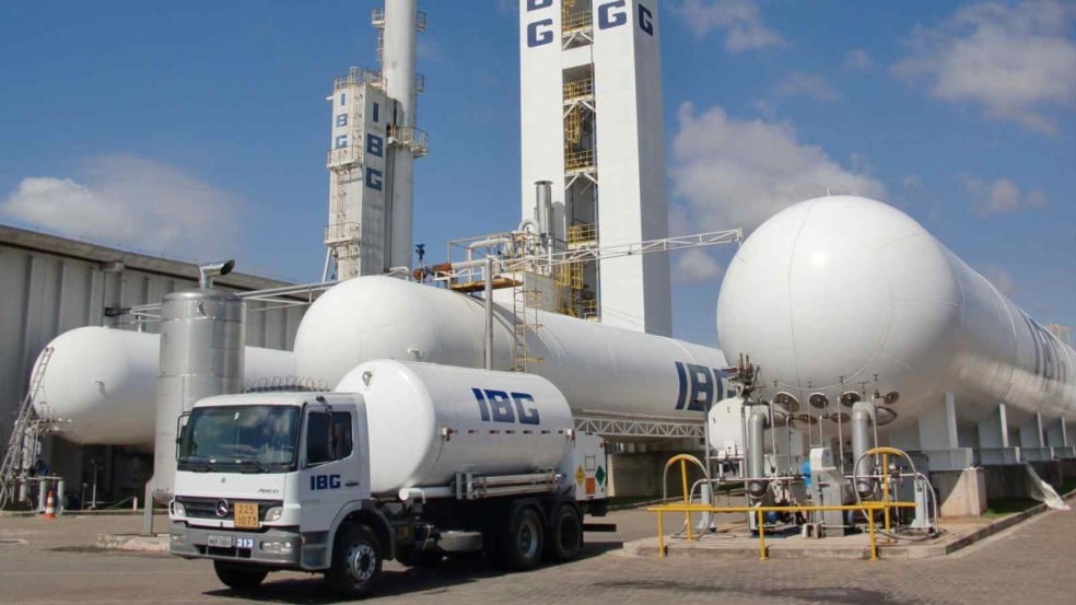 Planta industrial da IBG com tanques de gases industriais, torres metálicas e caminhão-tanque da empresa estacionado no local. Planta industrial da IBG com tanques de gases industriais, torres metálicas e caminhão-tanque da empresa estacionado no local.