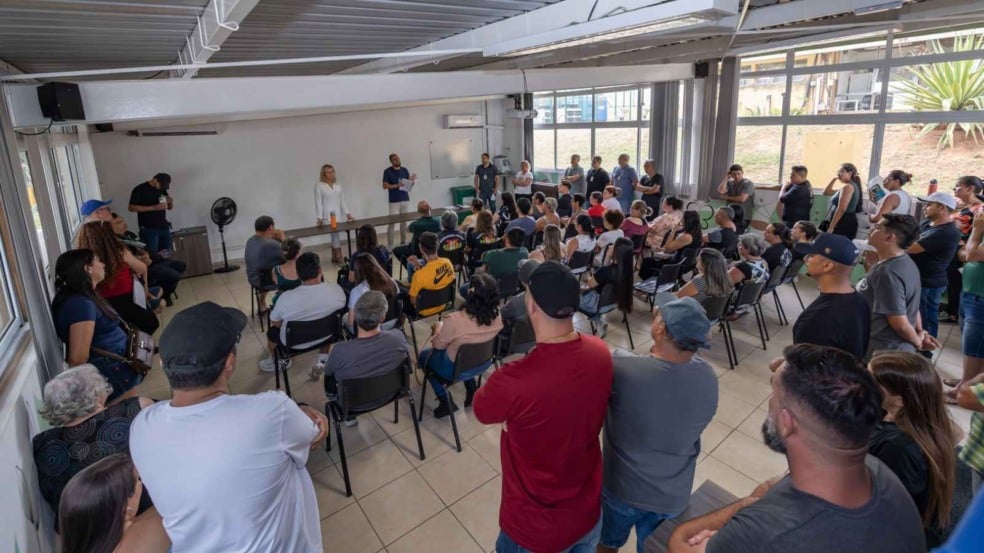 Público reunido em sala durante o sorteio dos 19 permissionários do novo Varejão Noturno da Vila Hortolândia, com representantes da SMAAT conduzindo a apresentação. Público reunido em sala durante o sorteio dos 19 permissionários do novo Varejão Noturno da Vila Hortolândia, com representantes da SMAAT conduzindo a apresentação.