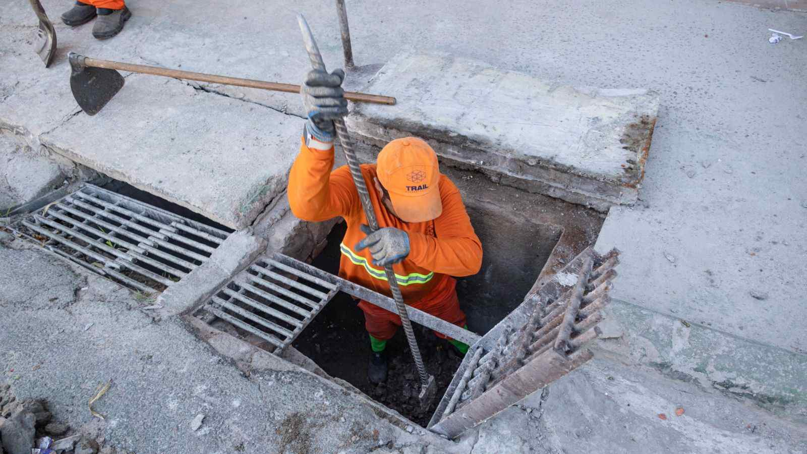 Equipes da prefeitura realizando limpeza de bocas de lobo