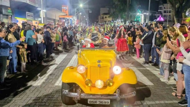 Carro antigo decorado para o Natal desfila pela Rua do Rosário durante a Parada Natalina em Jundiaí