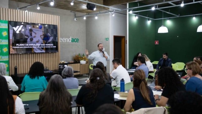 Palestrante fala ao microfone durante imersão da ACE Jundiaí sobre vendas e planejamento, com empreendedores atentos à apresentação em sala de eventos.