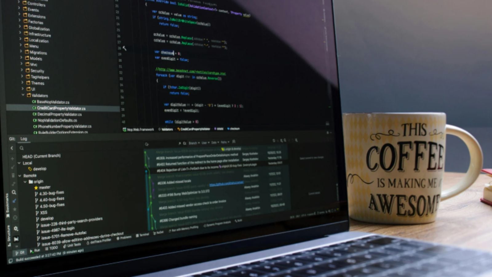 Estudante de TI trabalhando em um computador