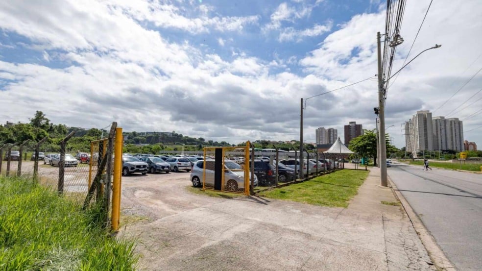 Bolsão de estacionamento com carros estacionados em Jundiaí, utilizado como apoio para visitantes da Festa da Uva, localizado próximo a avenida e áreas urbanas da cidade. Bolsão de estacionamento com carros estacionados em Jundiaí, utilizado como apoio para visitantes da Festa da Uva, localizado próximo a avenida e áreas urbanas da cidade.