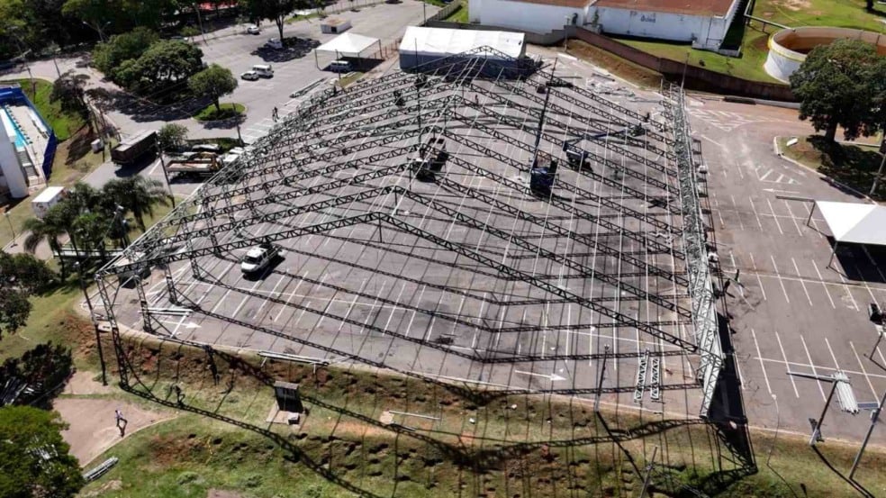 Vista aérea da montagem da estrutura metálica da Festa da Uva no Parque da Uva, em Jundiaí, com grande cobertura sendo instalada no estacionamento para a praça de alimentação. Vista aérea da montagem da estrutura metálica da Festa da Uva no Parque da Uva, em Jundiaí, com grande cobertura sendo instalada no estacionamento para a praça de alimentação.