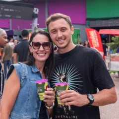 Casal n&atilde;o perdeu tempo e garantiu o copo reutiliz&aacute;vel