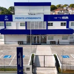 Fachada do Pronto Atendimento do Hospital S&atilde;o Vicente de Paulo, em Jundia&iacute;, com pr&eacute;dio modernizado e vagas de estacionamento sinalizadas.