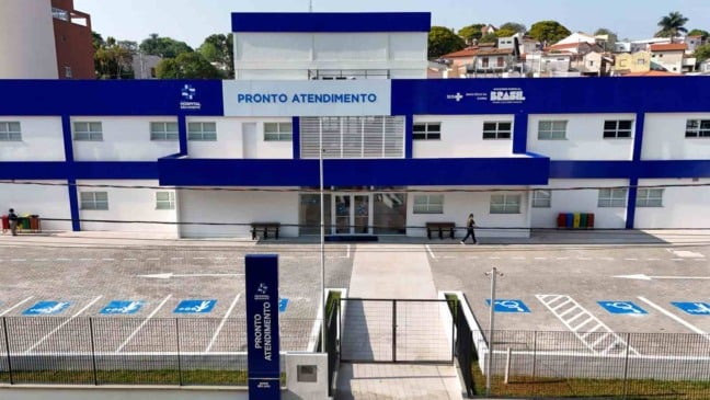 Fachada do Pronto Atendimento do Hospital São Vicente de Paulo, em Jundiaí, com prédio modernizado e vagas de estacionamento sinalizadas.