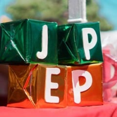 Caixas coloridas empilhadas formam a sigla JEPP, programa de educa&ccedil;&atilde;o empreendedora do Sebrae-SP, em ambiente de atividade educativa ao ar livre.