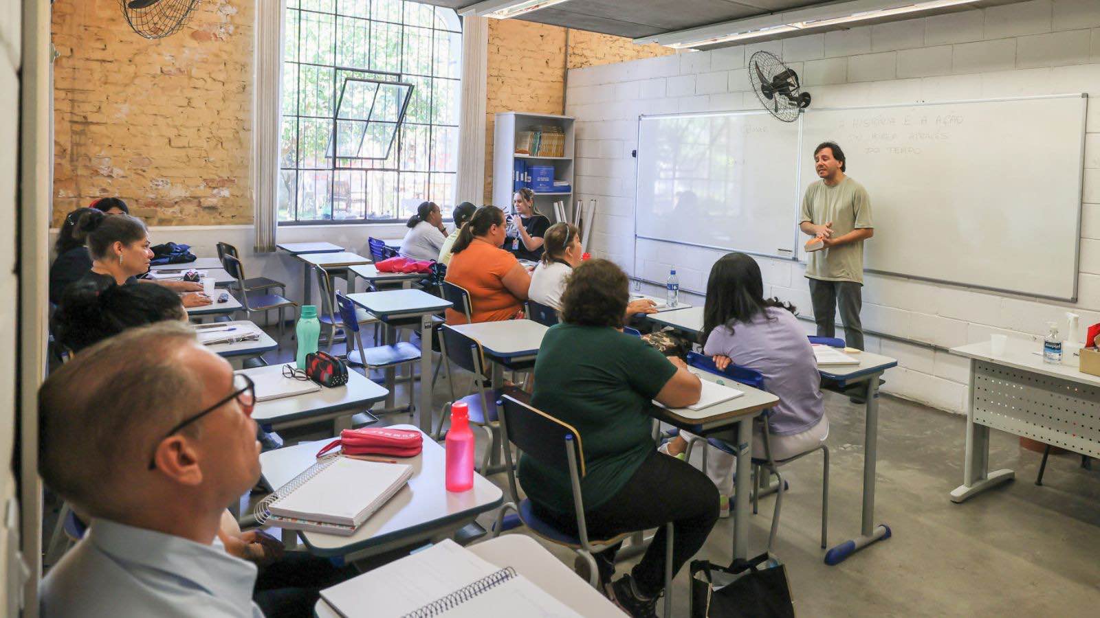 Jovens e adultos em sala de aula