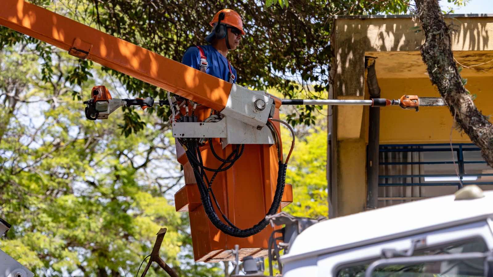 Equipes de manutenção urbana em Jundiaí