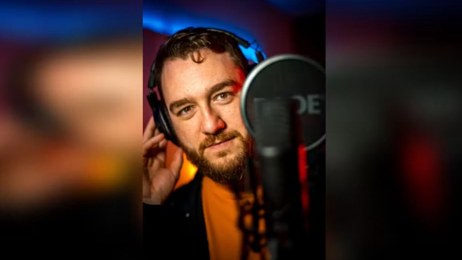 Rafa Depieri com o troféu do Voice Arts Awards