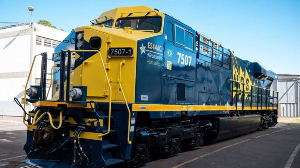 Locomotiva azul e amarela da MRS Logística, número 7507, parada em pátio ferroviário, representando o setor de transporte e logística ferroviária. Locomotiva azul e amarela da MRS Logística, número 7507, parada em pátio ferroviário, representando o setor de transporte e logística ferroviária.