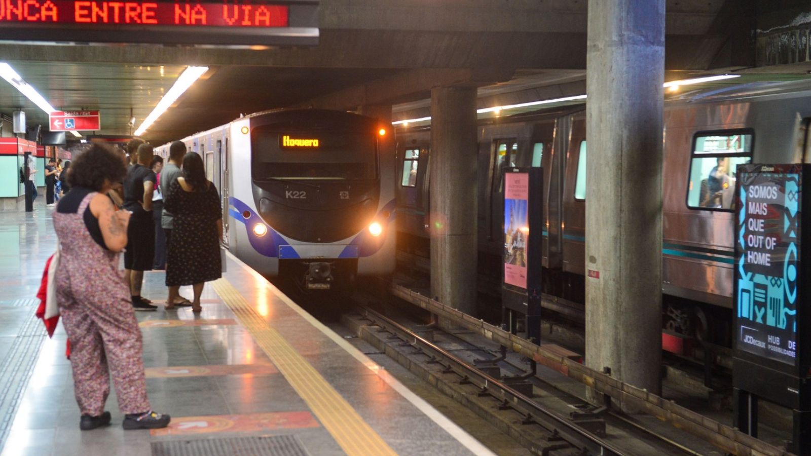 Estudantes em estação do Metrô de São Paulo