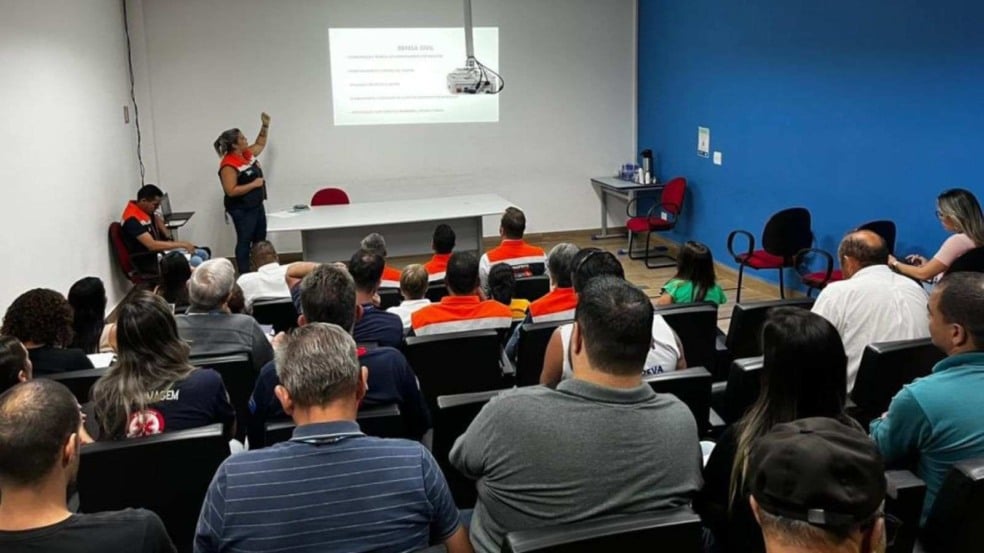 Reunião da Defesa Civil de Itupeva com servidores e órgãos municipais para atualização do Plano Municipal de Contingência contra desastres. Reunião da Defesa Civil de Itupeva com servidores e órgãos municipais para atualização do Plano Municipal de Contingência contra desastres.