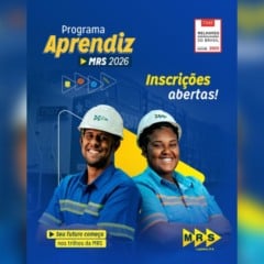Dois jovens aprendizes da MRS, com capacetes e uniformes azuis, sorriem em pe&ccedil;a do Programa Aprendiz 2026 com an&uacute;ncio de inscri&ccedil;&otilde;es abertas.