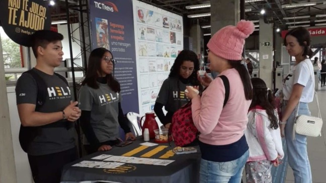 Voluntários do Projeto HELP atendem passageiros em ação de acolhimento emocional realizada em estação da Linha 7-Rubi.