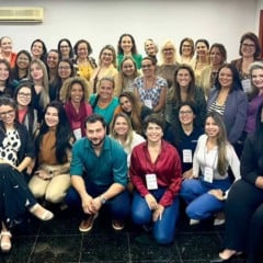 Grupo de empres&aacute;rias reunidas em encontro do N&uacute;cleo da Mulher Empres&aacute;ria da ACE Jundia&iacute;, em sala de reuni&otilde;es, fortalecendo conex&otilde;es e networking.