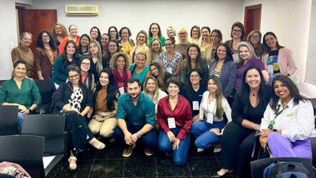 Grupo de empresárias reunidas em encontro do Núcleo da Mulher Empresária da ACE Jundiaí, em sala de reuniões, fortalecendo conexões e networking.