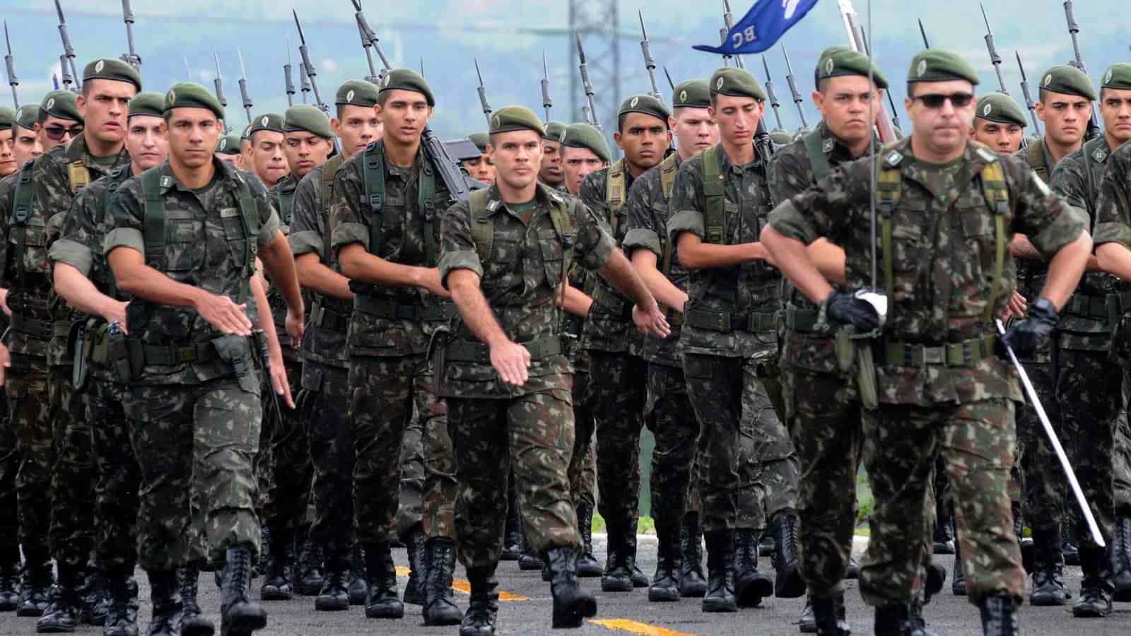 Jovens em alistamento militar