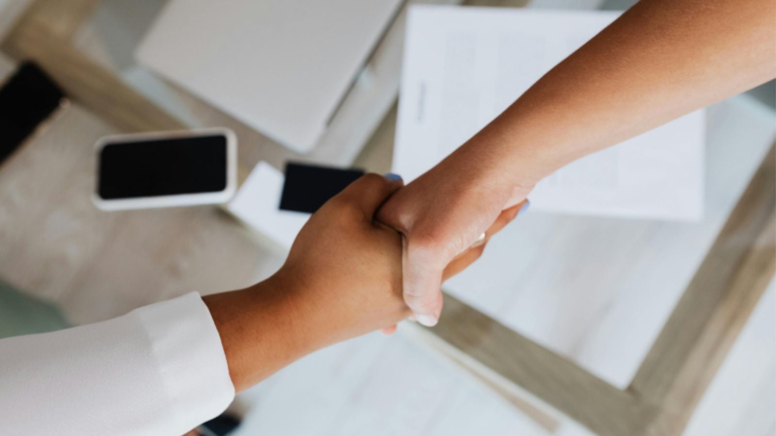 Aperto de mão representando oportunidade de emprego