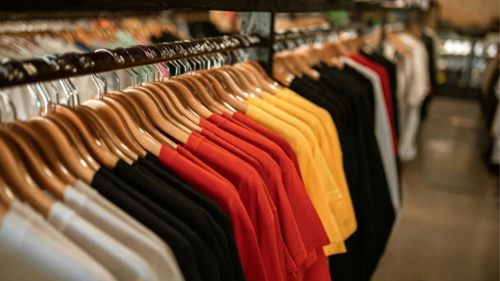 Arara de roupas em loja