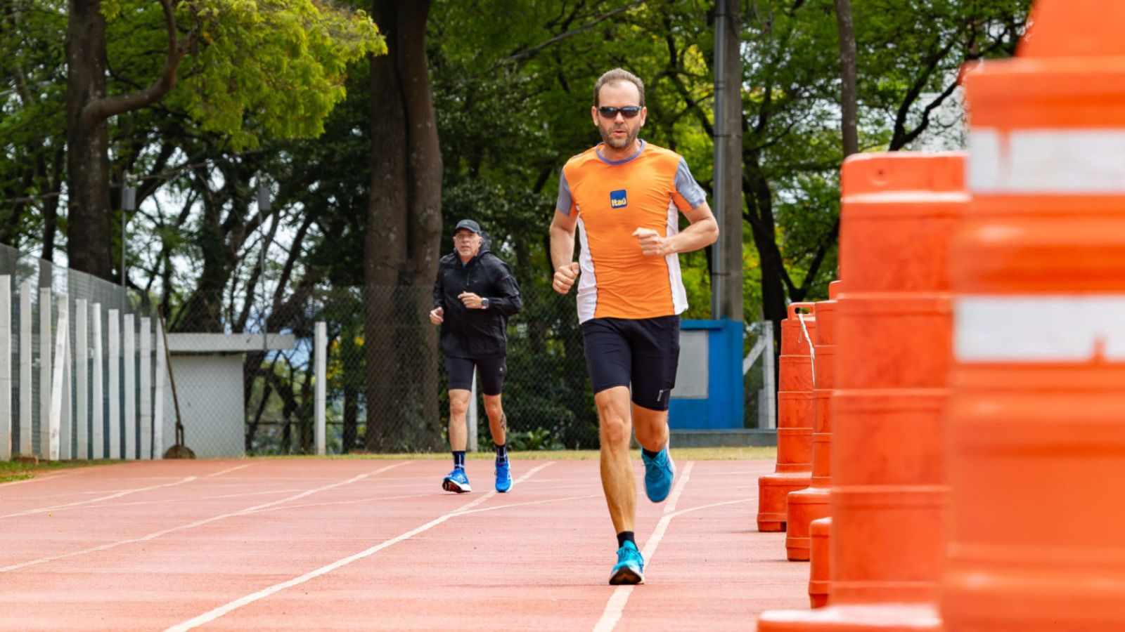 Pessoas praticando atividade física em um parque.