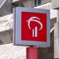 Placa do Bradesco em frente a pr&eacute;dio corporativo do banco.