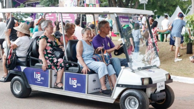 Carrinho elétrico transporta idosos durante a Festa da Uva e Expo Vinhos de Jundiaí, reforçando ações de acessibilidade e inclusão no evento.